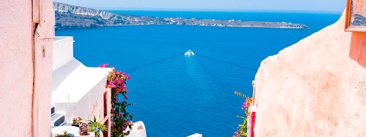 维加斯火箭游戏概念图 - 一个充满霓虹灯和虚拟建筑的未来都市景观